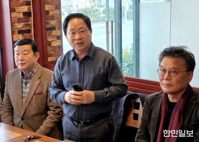 점프벼룩협회 회원들을 격려하고 있는 주광덕 시장