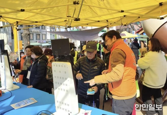 남현동 치매안심노리터에 참여한 어르신이 키오스크 사용을 체험하고 있다