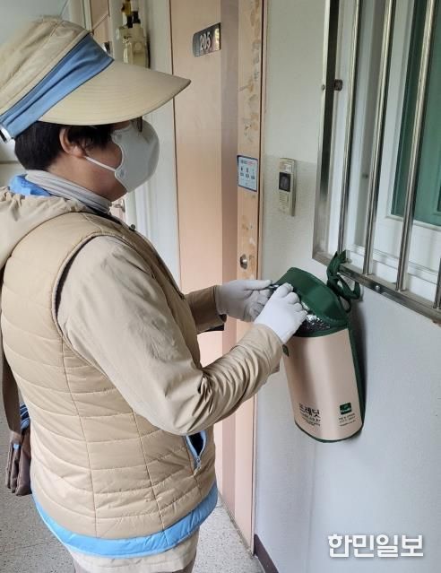 기흥구는 3월부터 ‘중장년 1인 취약가구 일상·자립·연결 지원사업’을 추진한다. 사진은 건강음료배달 모습