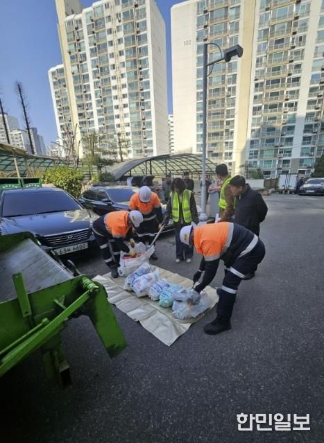 의왕시 종량제봉투 샘플링 검사_공동주택 현장에서 종량제봉투 파봉 후 샘플링 검사를 진행하고있다