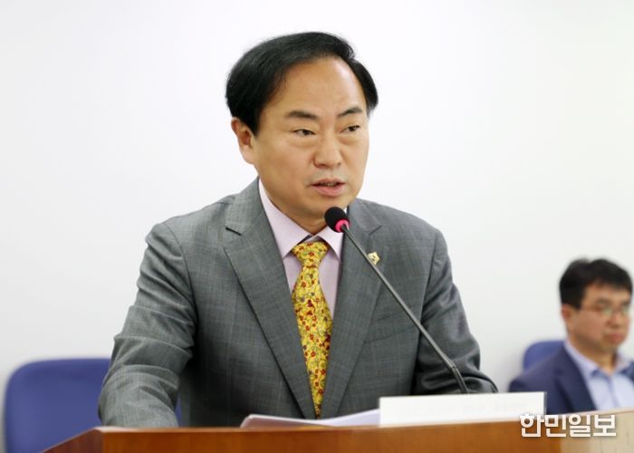 경제환경위원회 조우현 위원장 조례개정안 심사