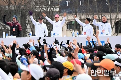 오세훈 서울시장이 15일(일) ‘2026 서울마라톤’ 참가자들을 응원하고 있다.