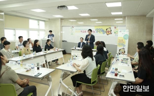 지난해 남강중학교에서 개최된 학교로 찾아가는 관악청에서 인사말 전하는 박준희 관악구청장