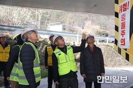 문석환 광주교통공사 사장(중앙)과 구조물 특급기술자 박준금 씨(오른쪽)가 17일 소태역 인근 철도 교량의 구조물 상태를 면밀히 점검하고 있다.