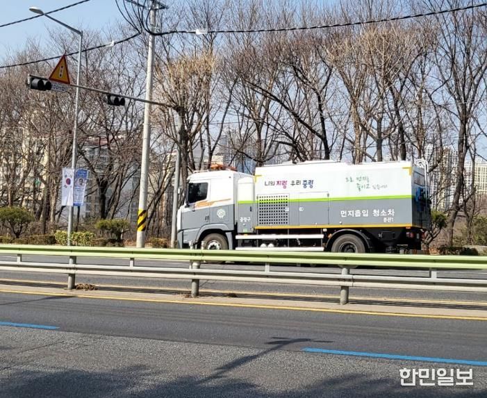 도로 물청소 중인 모습