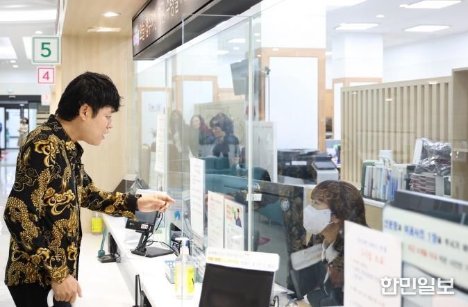 민원인이 구청 직원에게 폭언을 하고 있다.