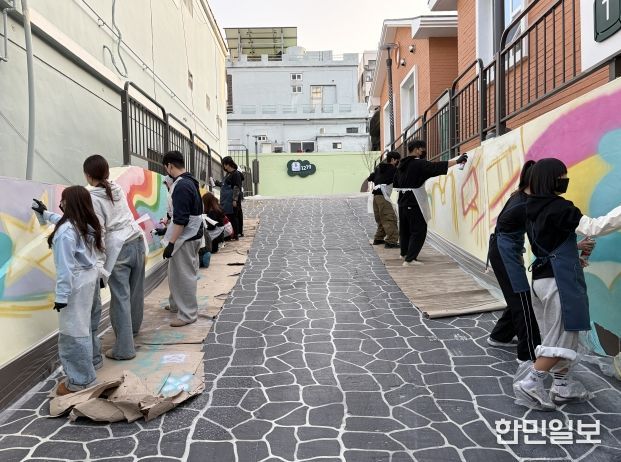 청소년 복합문화공간 틈 벽화작업