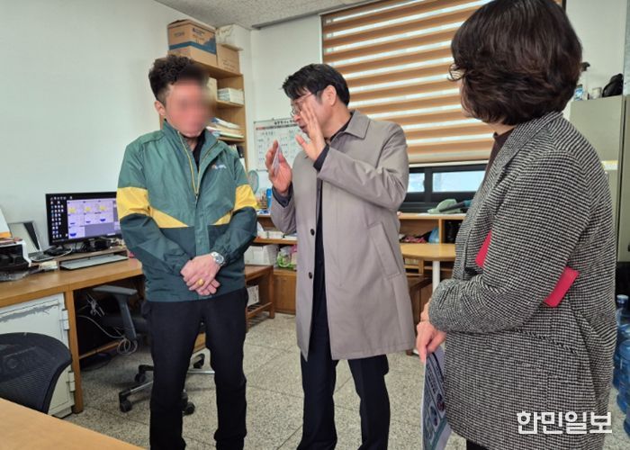 이석범 김포 부시장이 관내 주유소를 방문해 현장 의견을 수렴하고 유가안정 협조를 당부하고 있다.