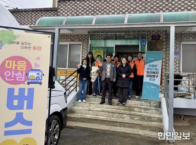 아산시 온양5동 행정복지센터와 행복키움추진단 관계자들이 용화9통 경로당 앞에서 단체사진을 촬영하고 있다.