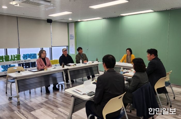 윤재성 성북복지재단 이사장(오른쪽 두 번째)과 관계자들이 기념 촬영을 하고 있다