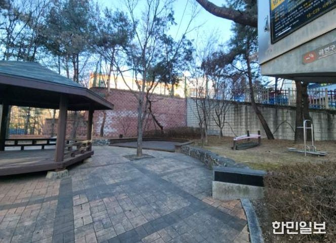 기흥구는 마북초 후문 앞 쉼터를 정비해 정원형 휴게공간으로 조성한다. 사진은 마북초 후문 앞 쉼터