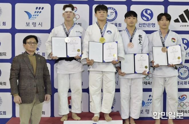 시상식사진-오른쪽에서 세 번째 김종훈