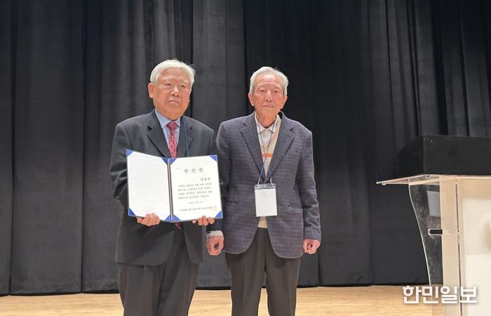 왼쪽부터 장용현 신임 지회장, 이영재 단양노인회 선거관리위원장