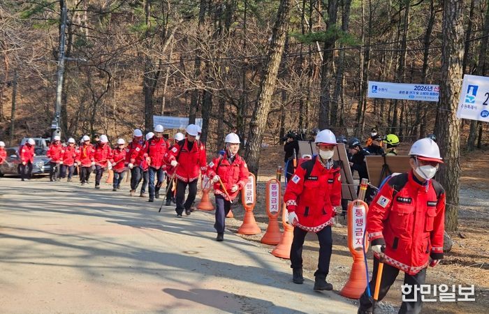 수원특례시, 유관기관 관계자들이 ‘2026년 산림재난(산불) 대응훈련’을 하고 있다.