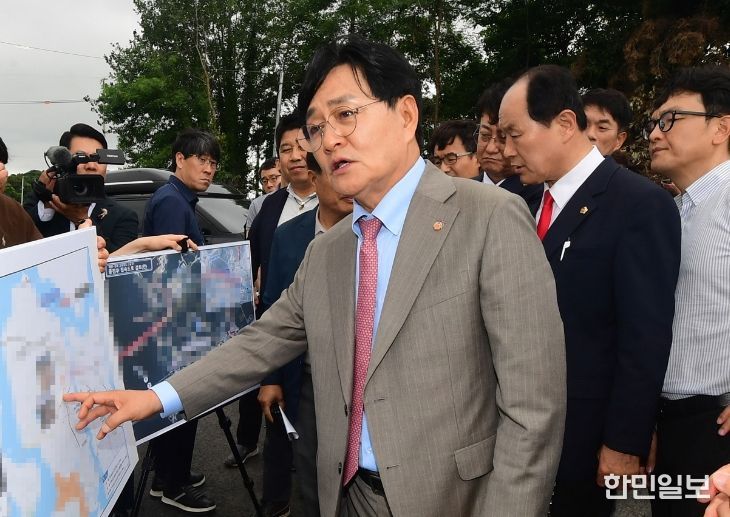 강화군, 계양~강화 고속도로 연계 도로망 구축 속도(지난해 7월 고속도로 건설사업 현장 점검회의 모습)