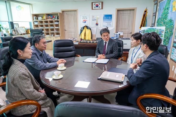 지난 23일, 청양군과 충청남도 홍성의료원이 ‘의료·요양 통합돌봄’ 업무협약을 체결하고 기념 촬영을 하고 있다.