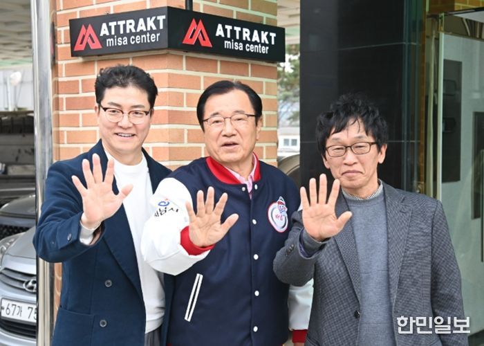 24일, 연예 기획사 ‘어트랙트’ 트레이닝센터 개소식에서 이현재 하남시장(사진 가운데), 전홍준 어트랙트 대표(사진 왼쪽), 이교욱 하남문화재단 대표이사(사진 오른쪽)가 기념사진을 촬영하고 있다.
