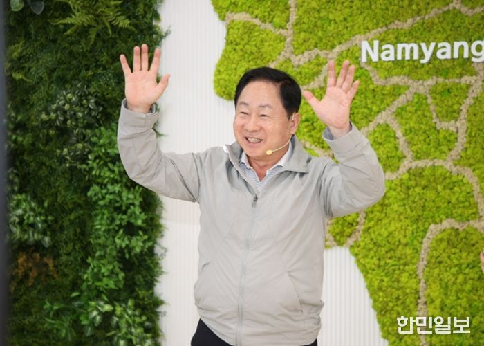 스마트경로당 스튜디오 화상 교육 프로그램에 참석 중인 주광덕 시장