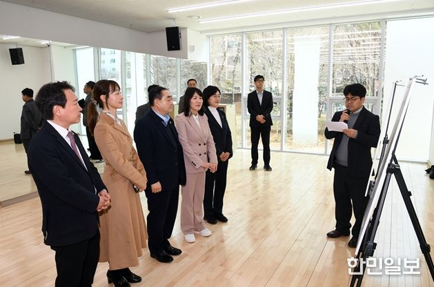 영등포 제3스포츠센터를 방문한 행정위원회 위원들이 공사 현황과 개관 준비 상황 등을 보고받고 있다.