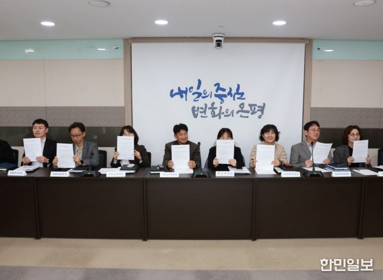 간부 모시는 날 근절 서약서 작성하는 은평구 간부 공무원들 모습