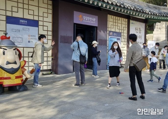 지난해 강감찬 전시관 앞마당에서 전통놀이를 즐기고 있는 가족들