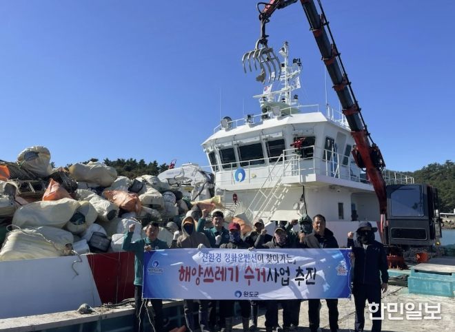 완도군에서 친환경 정화 운반선을 동원해 해양 쓰레기를 수거하는 모습