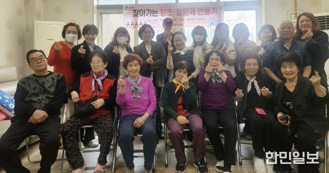 수원시 영통구 광교2동 어르신 곁으로 찾아가는 향기 치유… 주민자치회, '찾아가는 향초·방향제 만들기' 운영