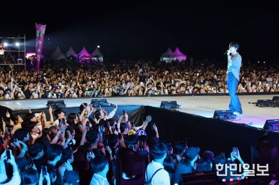 지난해 9월 광산구는 황룡친수공원 일원에서 제3회 광산뮤직ON페스티벌을 개최했다. 시민들이 무대에 오른 10CM의 공연을 즐기고 있다.