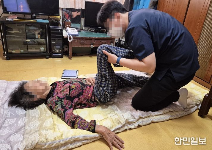 대덕구 맞춤형 방문운동 지원사업에 참여한 물리치료사가 어르신 가정을 방문해 스트레칭을 지도하며 신체 기능 유지를 돕고 있다.