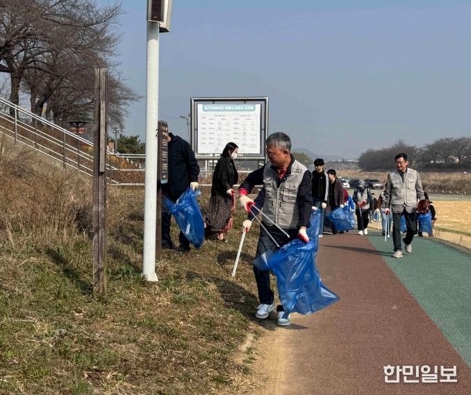 봄꽃축제 손님 맞이, 세종시 조천변 벚꽃길 환경정화