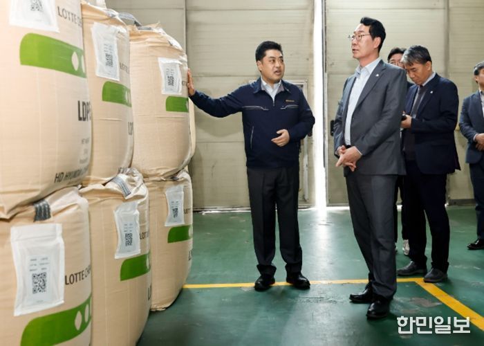 정명근 화성특례시장이 25일 관내 보온재 제조업체를 방문해 원재료 수급상황을 점검하고 있다.