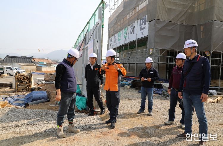 정용인 강진소방서장이 공사현장을 직접 순회하며 임시소방시설 설치 상태와 용접 작업장 불티 비산 방지 조치 여부를 지도·점검하고 있다.