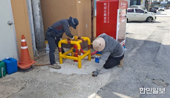 울진소방서, 관내 노후 소화전 보호틀 도색작업 실시