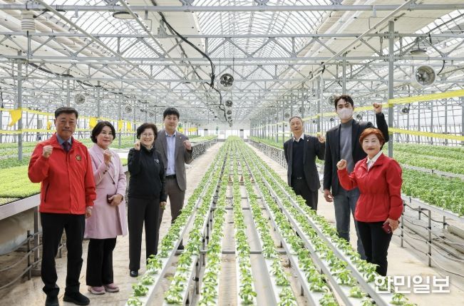 안산시의회 기획행정위원회가 지난 26일 제302회 임시회 중 현장활동을 실시했다. 사진은 이날 기획행정위원회 위원들이 ‘안산팜 영농조합법인’을 방문한 모습.