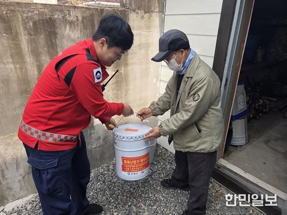 김해시, 화목난방기 사용가구 재처리 용기 보급 개별 방문 산불 예방 홍보 강화