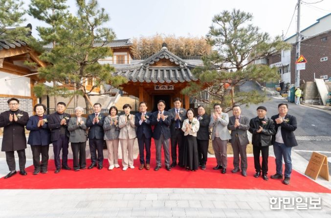 이재준 시장(왼쪽 8번째) 등 참석자들이 함께하고 있다.