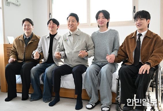 27일(금) 서해수호의 날을 맞아 위국헌신청년주택을 찾은 오세훈 서울시장이 부상제대군인들과 기념사진을 촬영하고 있다.