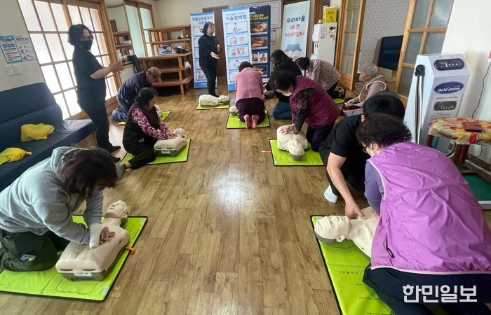 경주시는 3월부터 9월까지 경로당 12개소를 대상으로 '우리마을 예쁜치매쉼터'를 운영하는 가운데, 참여 어르신들이 심폐소생술 교육에 참여하고 있다.