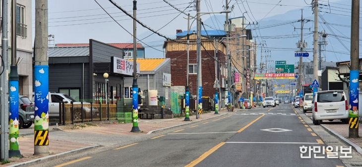신녕면 일원 전신주와 가로등 등에 ‘영천별아마늘’ 디자인의 광고물 부착 방지 시트가 설치된 모습