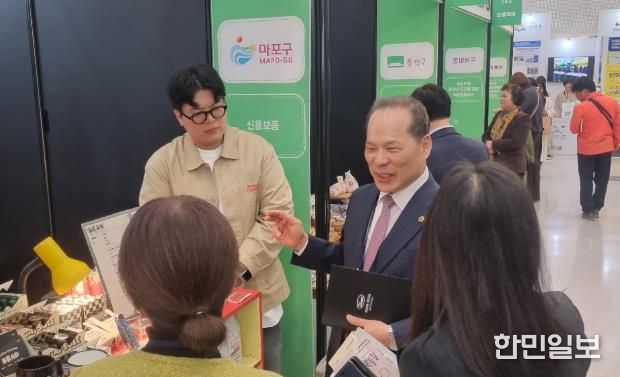 소영철의원이 박람회 부스를 체험하며 소상공인들과 소통하고 있다