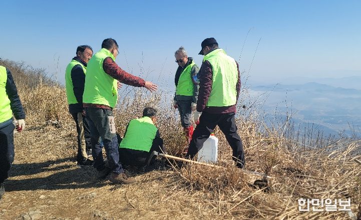 홍성군 광천읍, 오서산 정상서 봄 맞이 나서