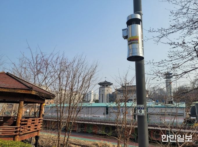 우이천에 설치된 해충유인살충기