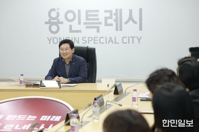 이상일 용인특례시장이 26일 시청에서 학부모들과 (가칭)AI예술융합고 설립 등 교육 현안을 논의하고 있다