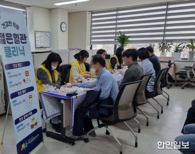 지난해 ‘젊은 혈관 클리닉’ 프로그램으로 사업장을 방문한 건강 전문가들이 직장인을 대상으로 혈압·혈당 등 건강 측정과 상담을 진행하고 있다.