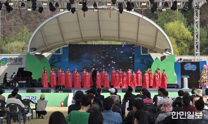 창녕군여성합창단이 가야문화권 합창페스티벌 무대에서 공연을 하고 있다.