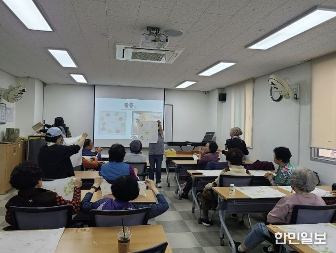 지난해 3월 황송 노인종합복지관에서 탄소중립 교육 중 하나로 봄 식물로 손수건 만들기 활동 진행 중이다.