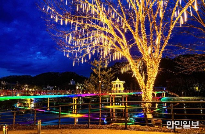 괴산군 오작교 일원이 야간 경관조명으로 새로운 볼거리를 선사하고 있다.