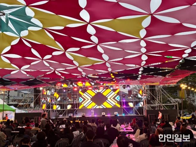 창원시 진해군항제, 군항나이트페스타로 밤의 열기를 더하다