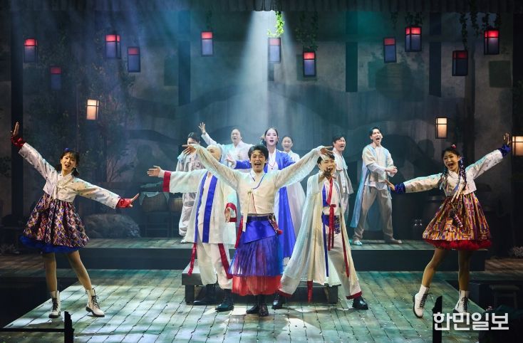 함안문화예술회관, 서울예술단 작품 지역공연 공모사업 선정_뮤지컬 '청사초롱 불 밝혀라' 무대