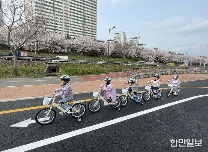 1일 휘경2수변공원에서 진행된 동대문구 ‘유아반 자전거교실’에서 장안어린이집 원아들이 자전거를 배우고 있다.